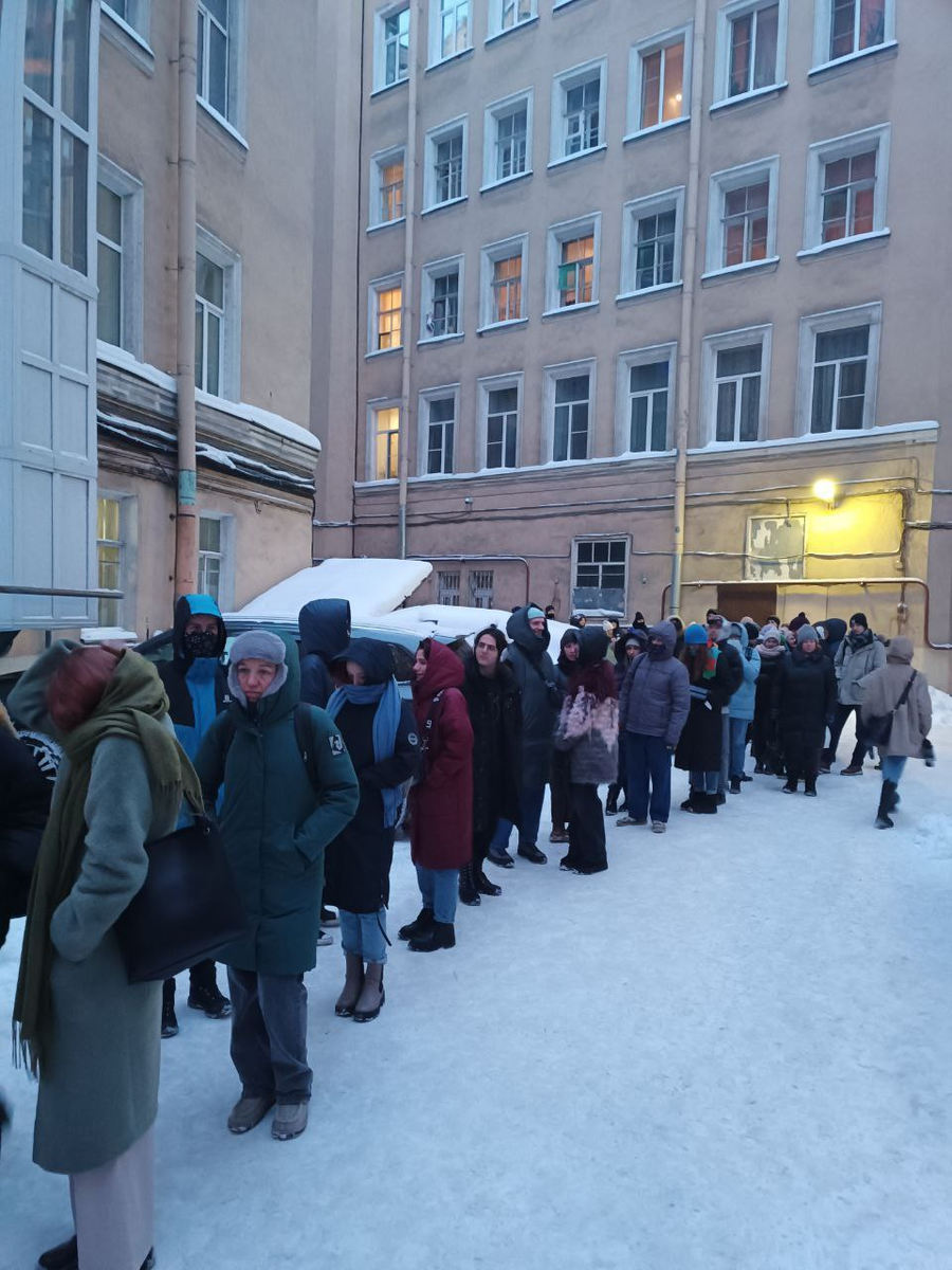 В сети набирает популярность новость о том, что в России выстроились огромные очереди, что бы отдать свои голоса против Владимира Путина, в пользу другого кандидата.-5