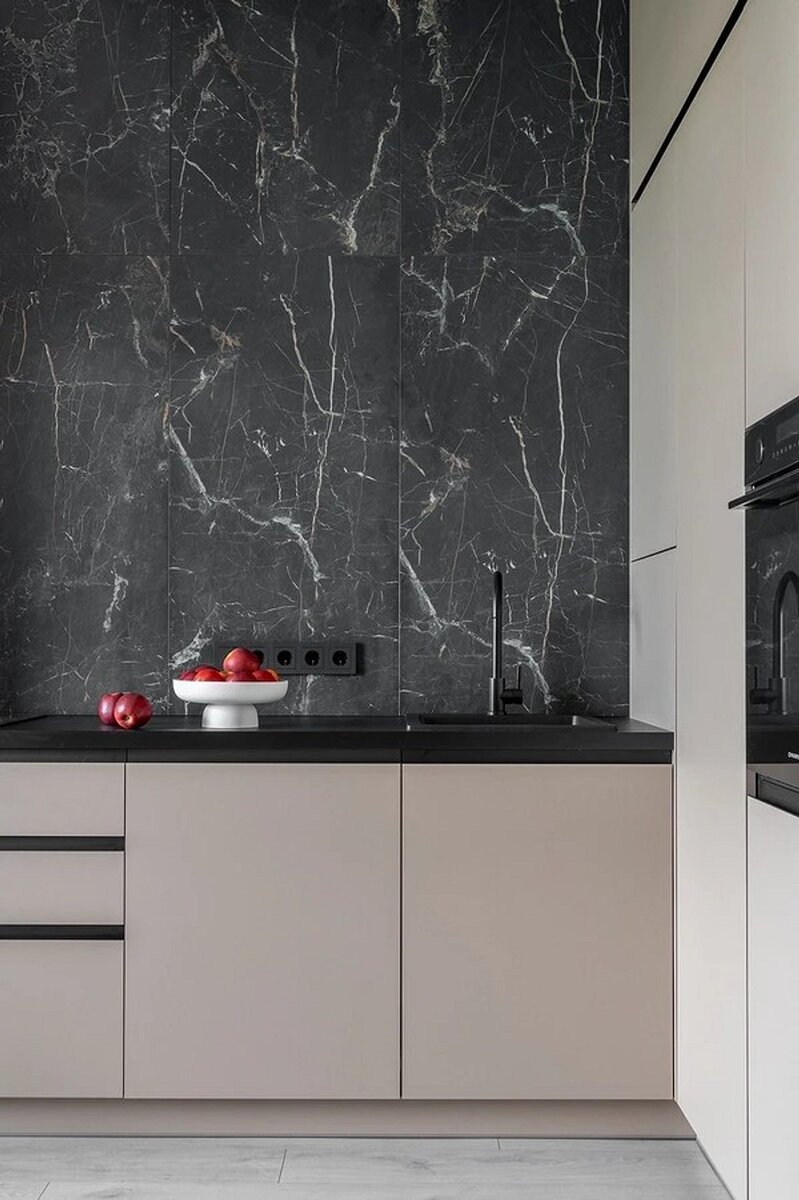 мрамор бьянко каррара в интерьере. Capraia мрамор. современная ванная комната. мрамор в интерьере ванной. ванная мрамор и дерево.