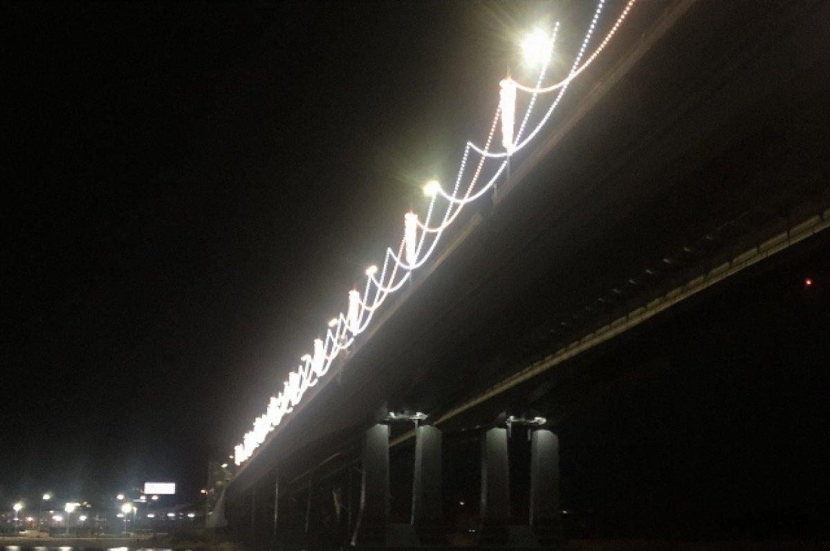    В Ростове по просьбам горожан оставят новогодние украшения на двух мостах