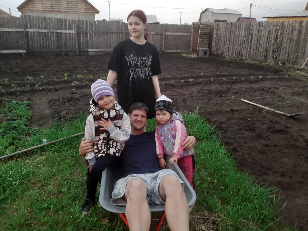 3 дочки и папа, мама фотографирует