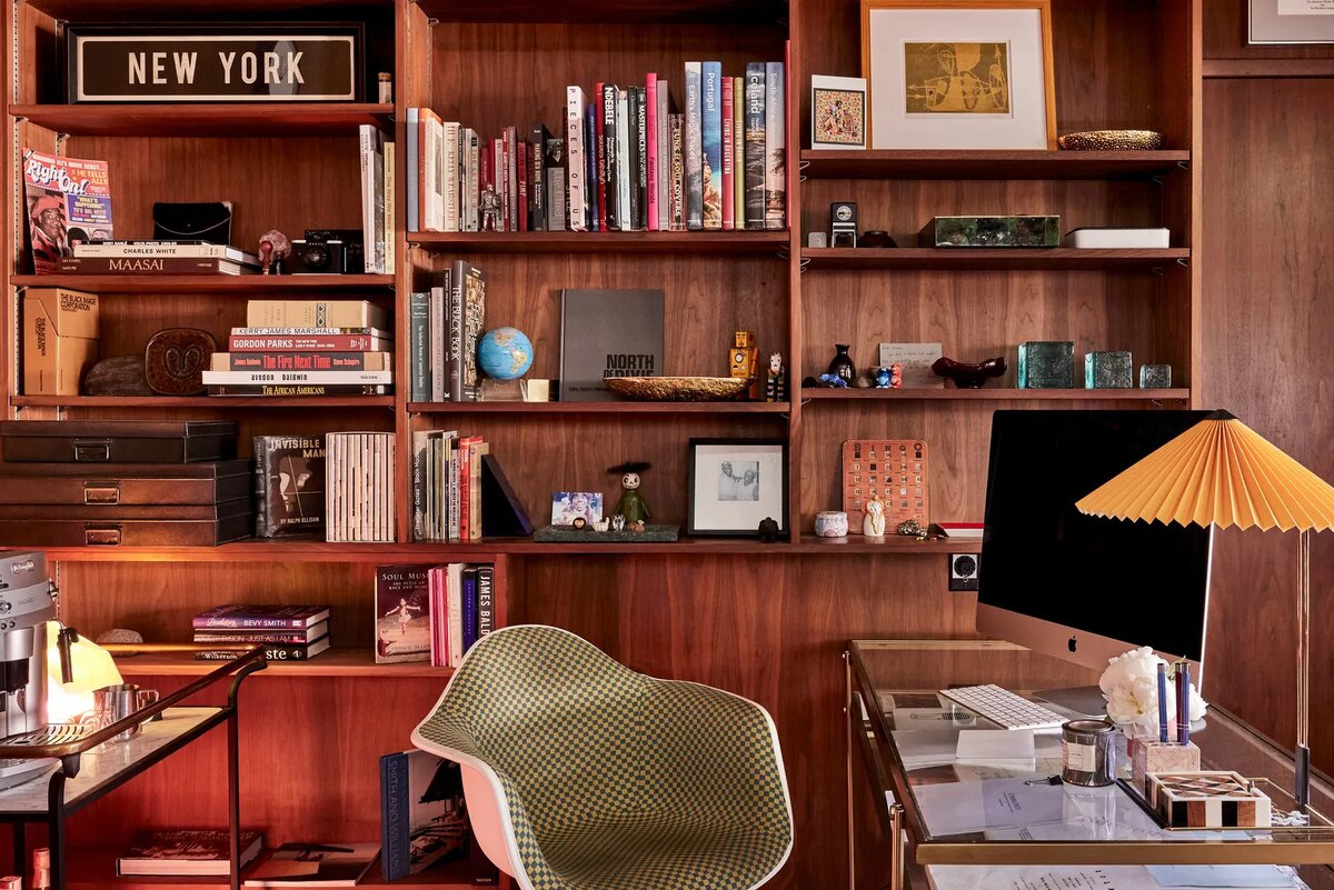 на книжной полке стоят книги. книжные полки в библиотеке. стеллаж для книг. старинный стеллаж с книгами. задача про полки и книги.