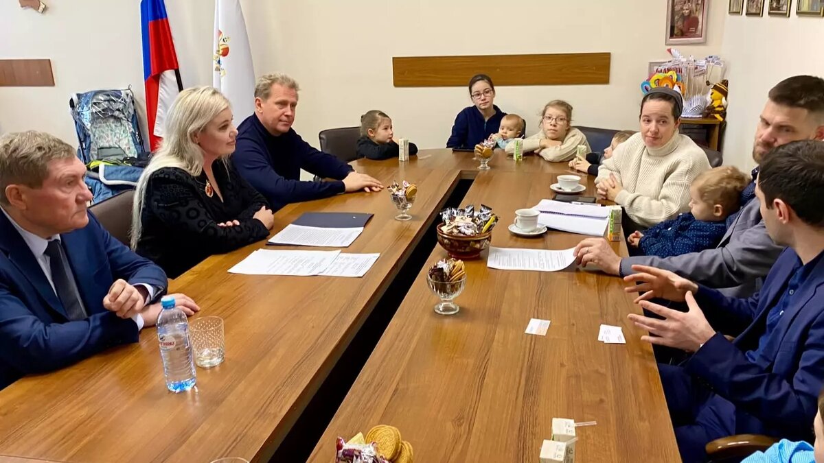     Гражданин Канады Аренд Фейнстра планирует открыть ферму в Нижегородской области. Сегодня, 24 января, он обсудил такую возможность с министром международных и межрегиональных связей региона Ольгой Гусевой и главой минсельхоза области Николаем Денисовым.