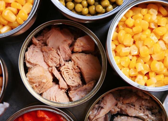 срок годности товара. потребители продукции. обращайте внимание срок годности. просроченные продукты. просроченные продукты в магазине.