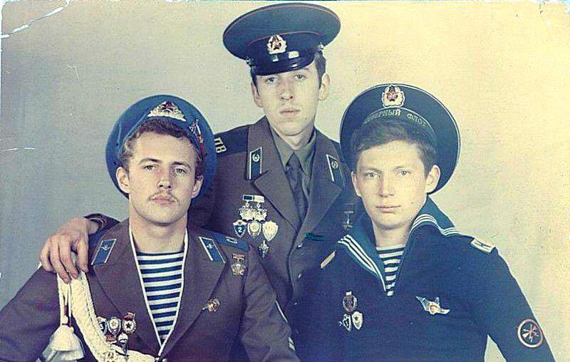 Рис. 1. Дембеля трех родов войск с нагрудными знаками.