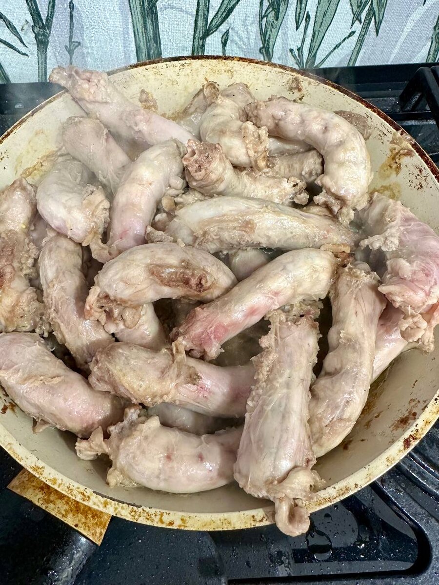 Помешивайте шеи на сковороде, пока они не поджарятся