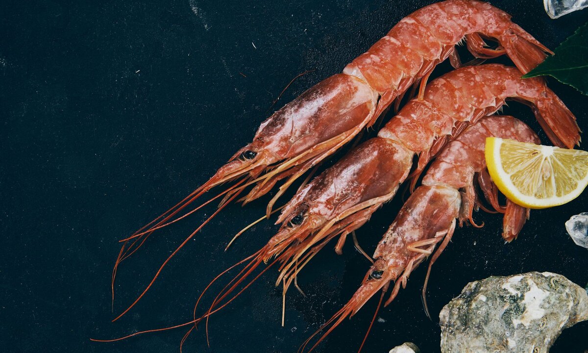 Аргентинские креветки (лангустины) - это крупные креветки, которые обладают нежным и ароматным мясом. Они могут быть приготовлены различными способами, но чаще всего их готовят на гриле, запекают или жарят.