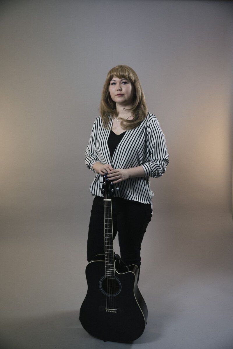 Музыкальная тематика. Очень добрая музыка. Очень добрая музыка. Баба в наушниках. Диджей в наушниках.