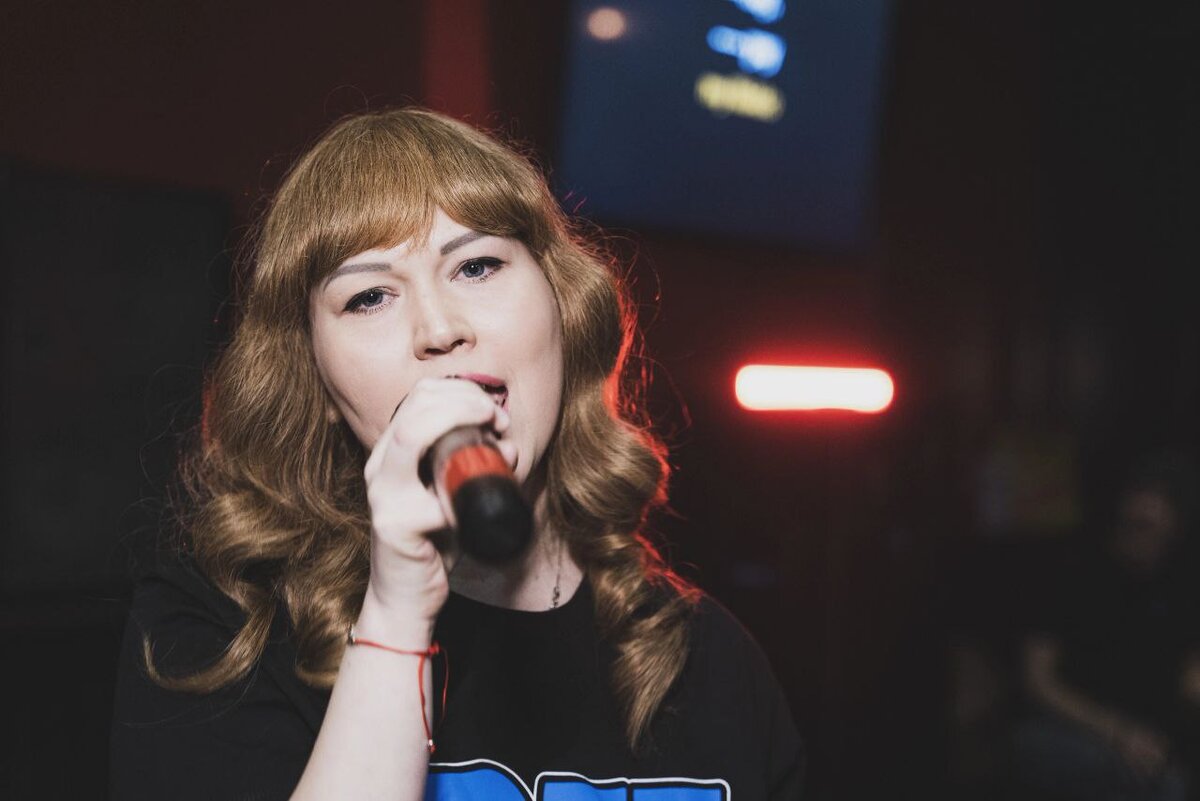 девушка с гитарой в лесу. девушка с гитарой обои. девушка с гитарой на закате. ариана гранде поет. стас михайлов поет.