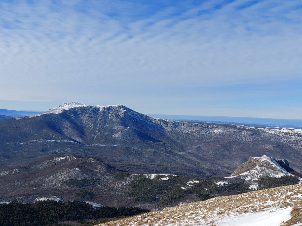 Вид на Чатыр-Даг и гору Лысый Иван