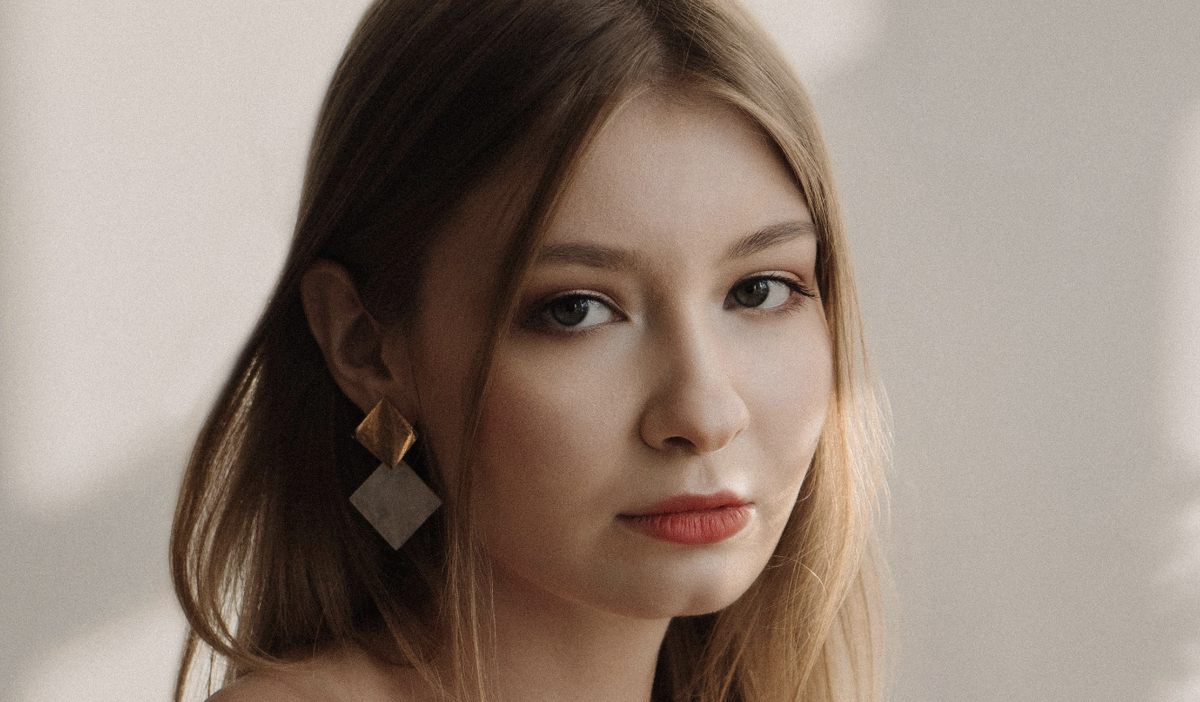 Хорошо выглядеть на 18 это естественно. Правильные позы для фото. Позы для фотосессии. Стильная девушка. Правильные позы для фотосессии.