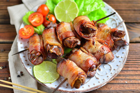 Рецепт куриные шашлычки в беконе. Куриные шашлычки в беконе. Рецепт куриные шашлычки в беконе. Курица в беконе на шпажках. Шашлык из филе индейки в духовке на шпажках.