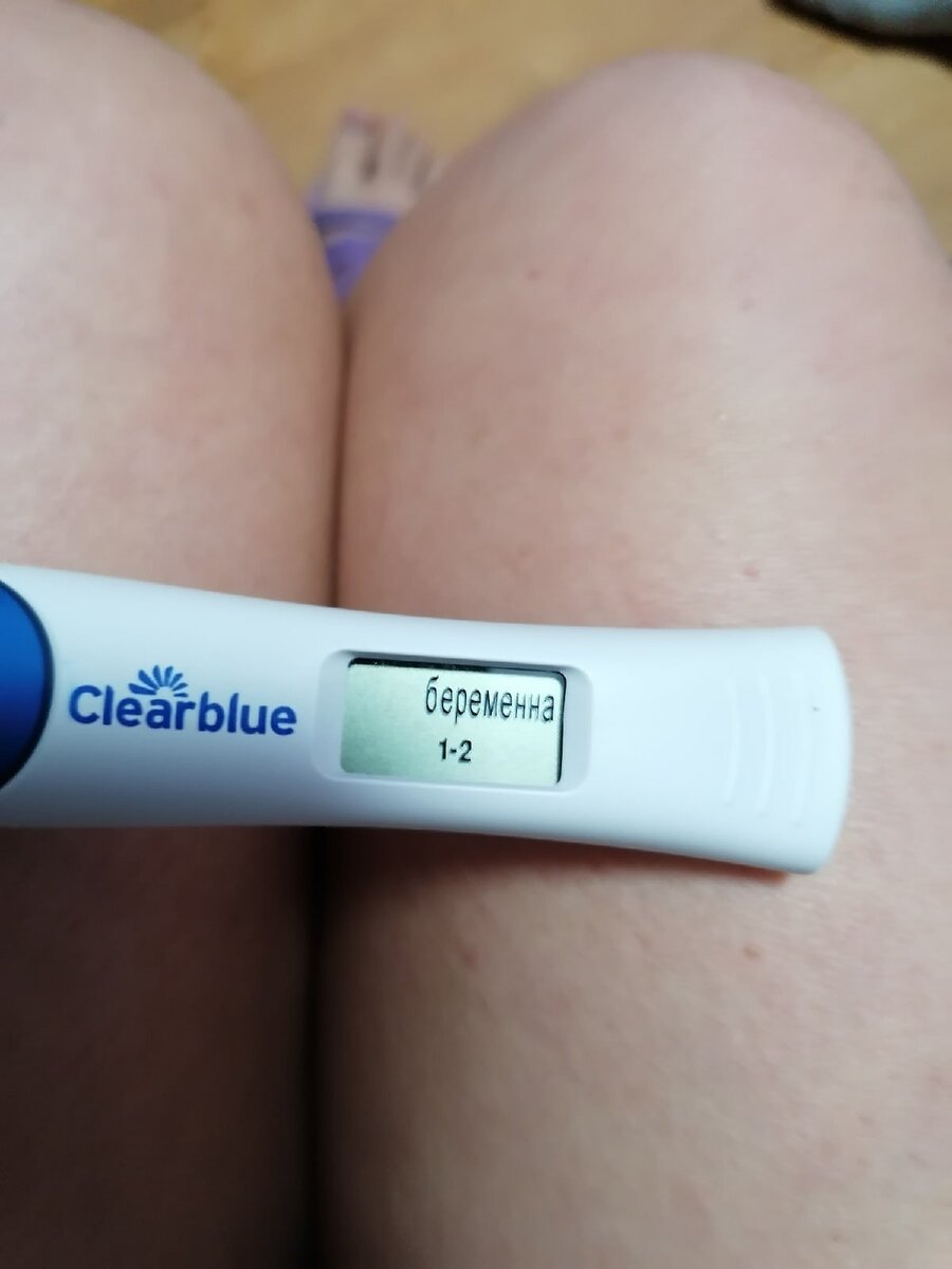 Тест на беременность в руках у девушки. Тест на беременность 1-2 недели Clearblue. Тест Clearblue беременна 1-2. Электронный тест на беременность Clearblue 1-2 недели беременности. Тест на беременность 2-3 электронный.