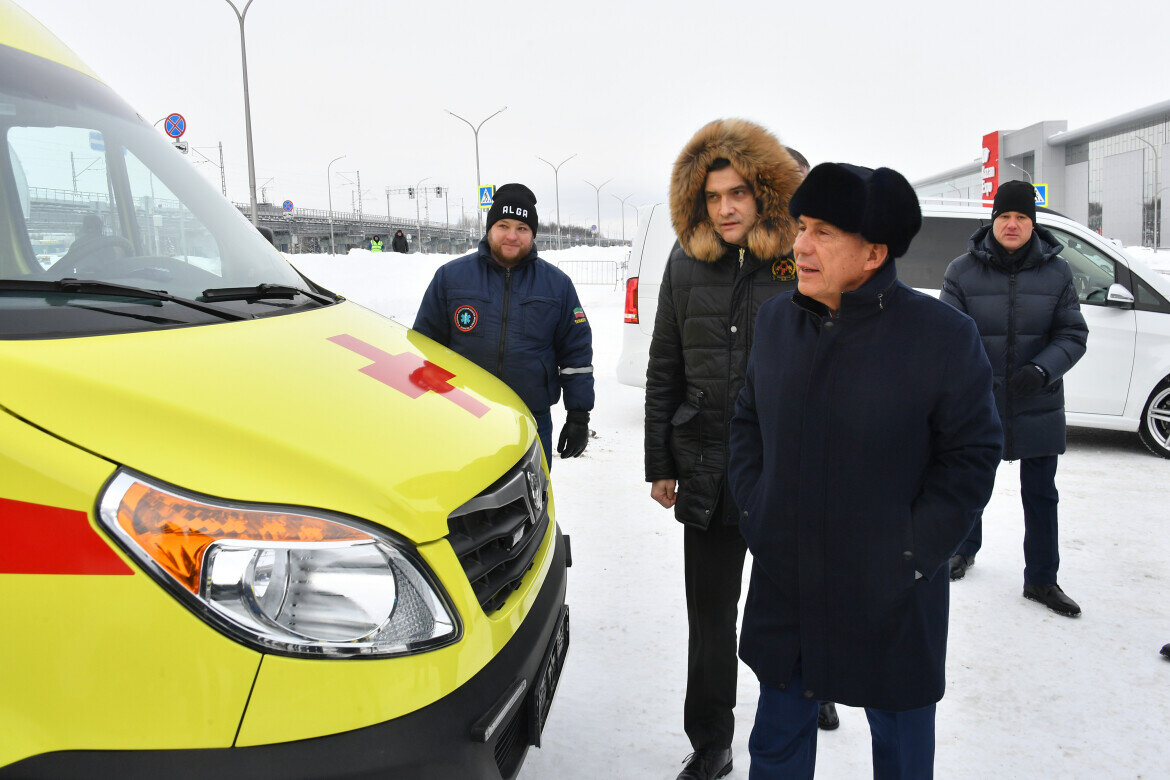 ​Рустам Минниханов вручил автомобили медицинским учреждениям республики. Фото: rais.tatarstan.ru