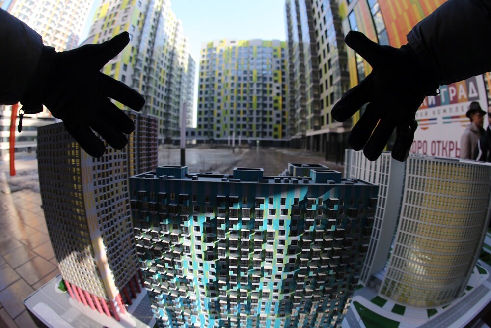 Продавец платить налоги. Надо ли платить налог на имущество пенсионерам. Налоговый вычет. Какая сумма не облагается налогом при продаже квартиры. Налог с продажи квартиры.