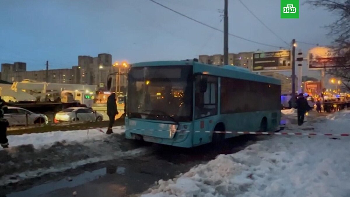    Автобус въехал в толпу людей в    Санкт-Петербурге