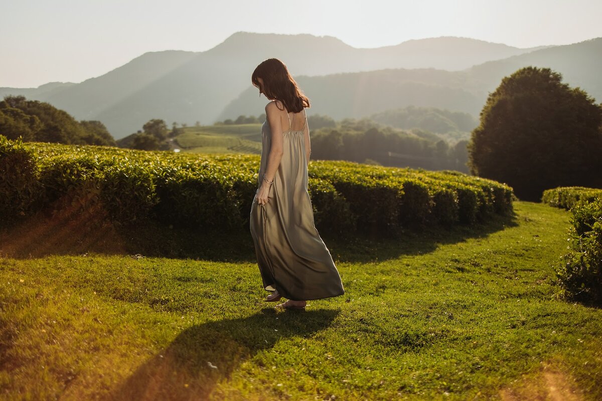 они ходят без ног ответ на загадку. беру двумя руками сую. что может в одно время стоять и ходить висеть и стоять ходить и лежать. ответ на эту загадку. загадка беру двумя руками сую между ногами.