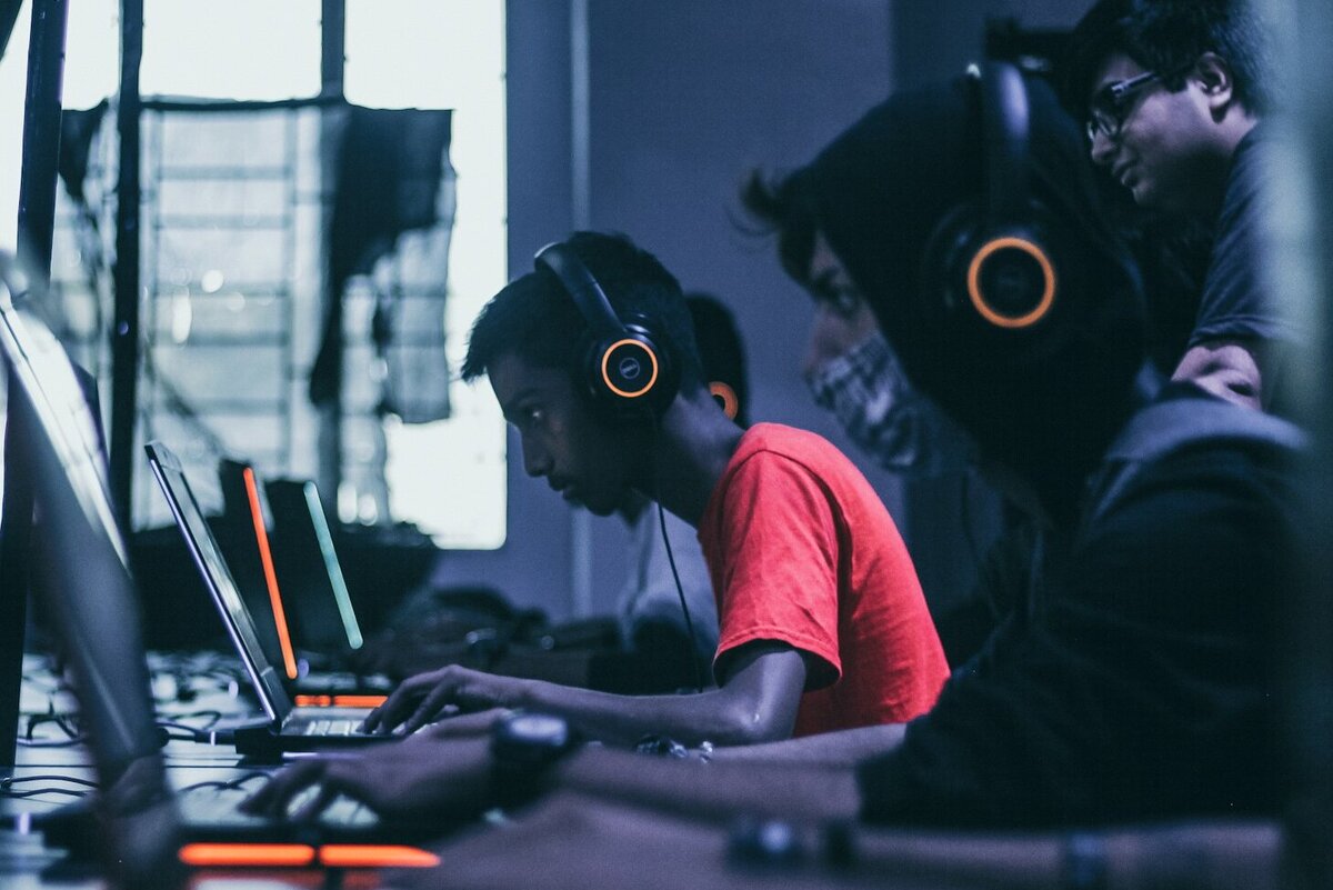 игры в виртуальность. виар шлем oculus dk2. Ar игры. человек играет в пс. виртуальная реальность геймер.