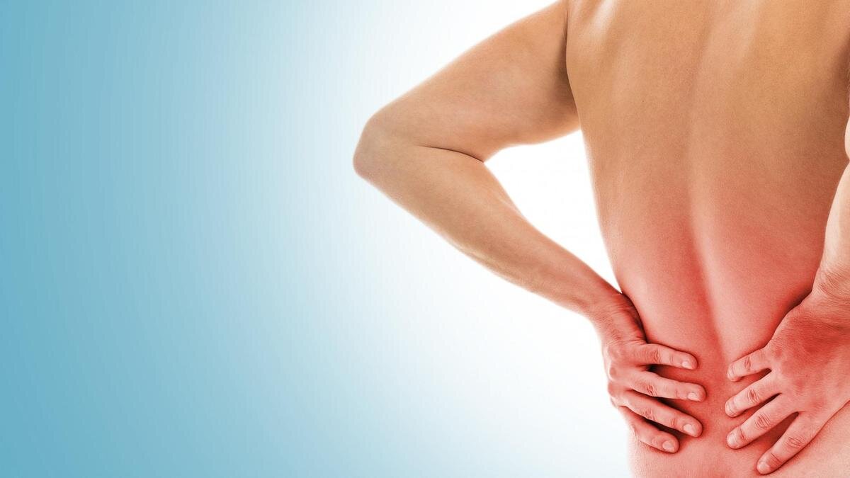    Мужчина держится руками за спину:Freepik / Racool_studio