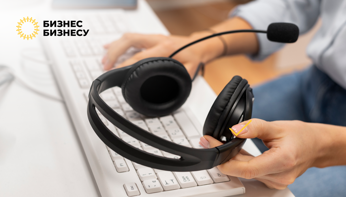 Человек зам компьютером. Пультовая охрана. Мониторинг удаленной работы. Дистанционное консультирование в медицине. Пультовая охрана квартир.