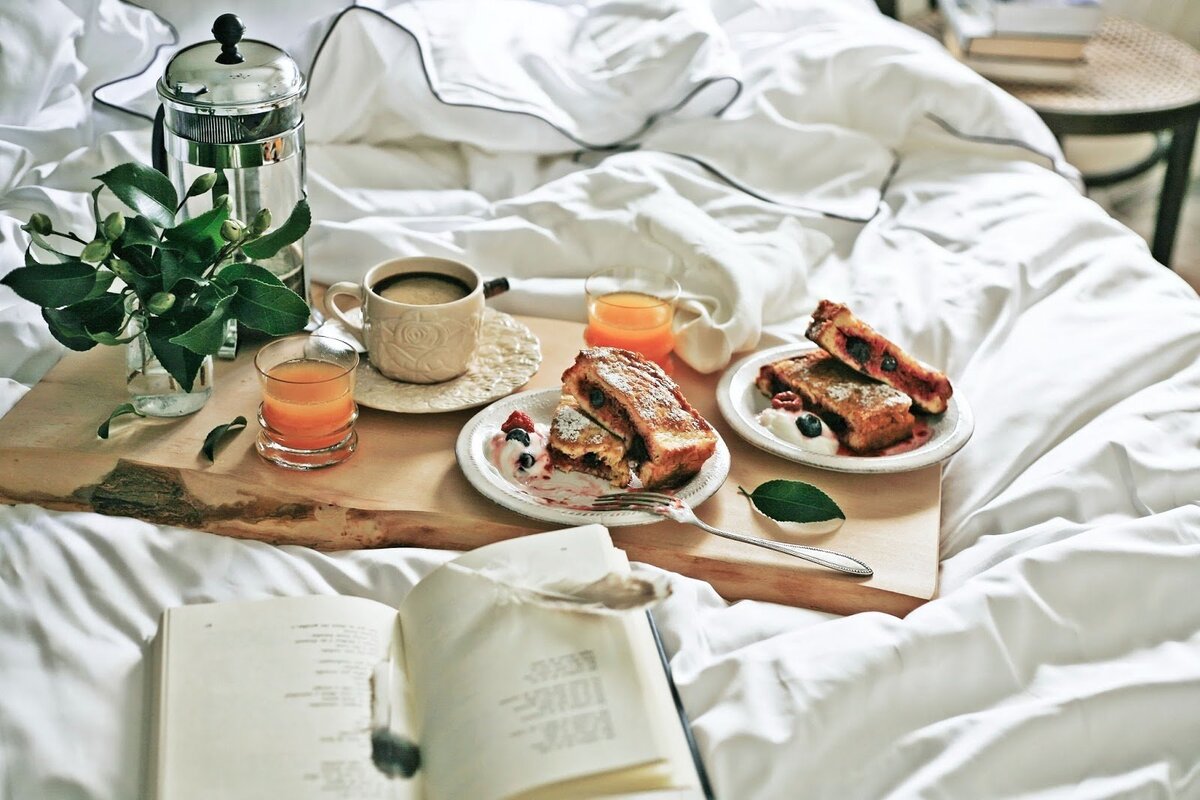 Обед в постель. Завтрак в постель. Завтрак в постель Эстетика. Красивый завтрак в постель. Бутерброд на завтрак в постель.