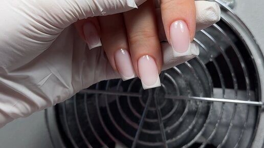 маникюр без наращивания и шеллака. салонный маникюр. мастер маникюра. мастер по маникюру. натуральные ногти в школу девочке.