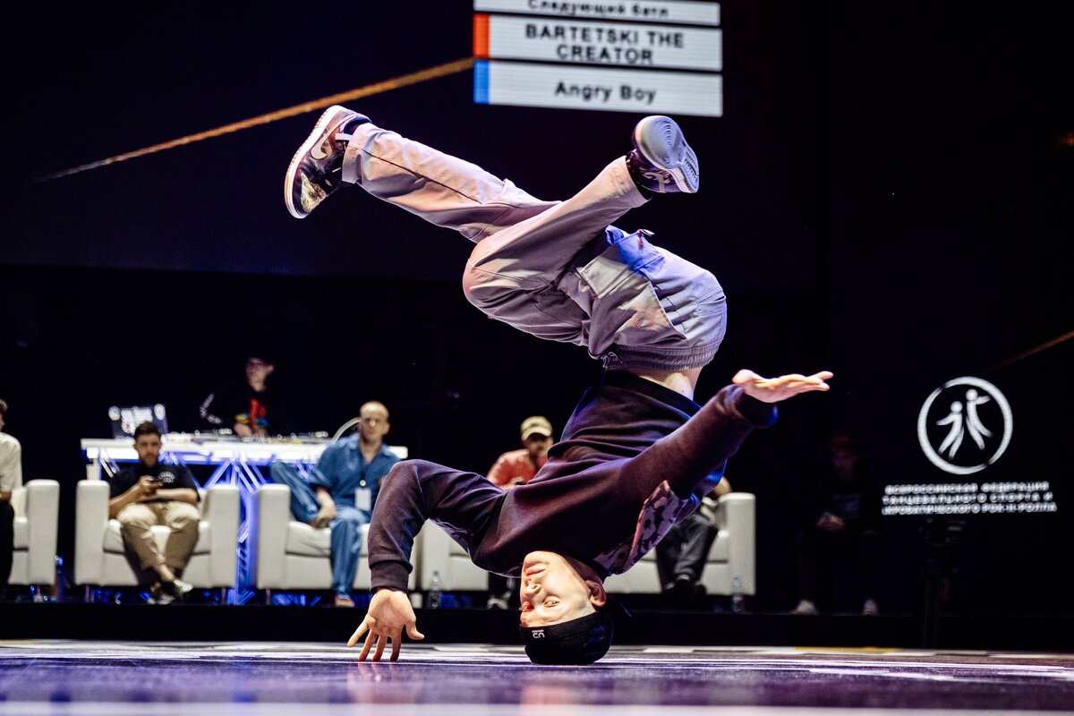 На фото: Сергей Чернышев (в шапке Upgradez) - Олимпийский чемпион юношеских игр 2018 в Буэнос-Айресе 