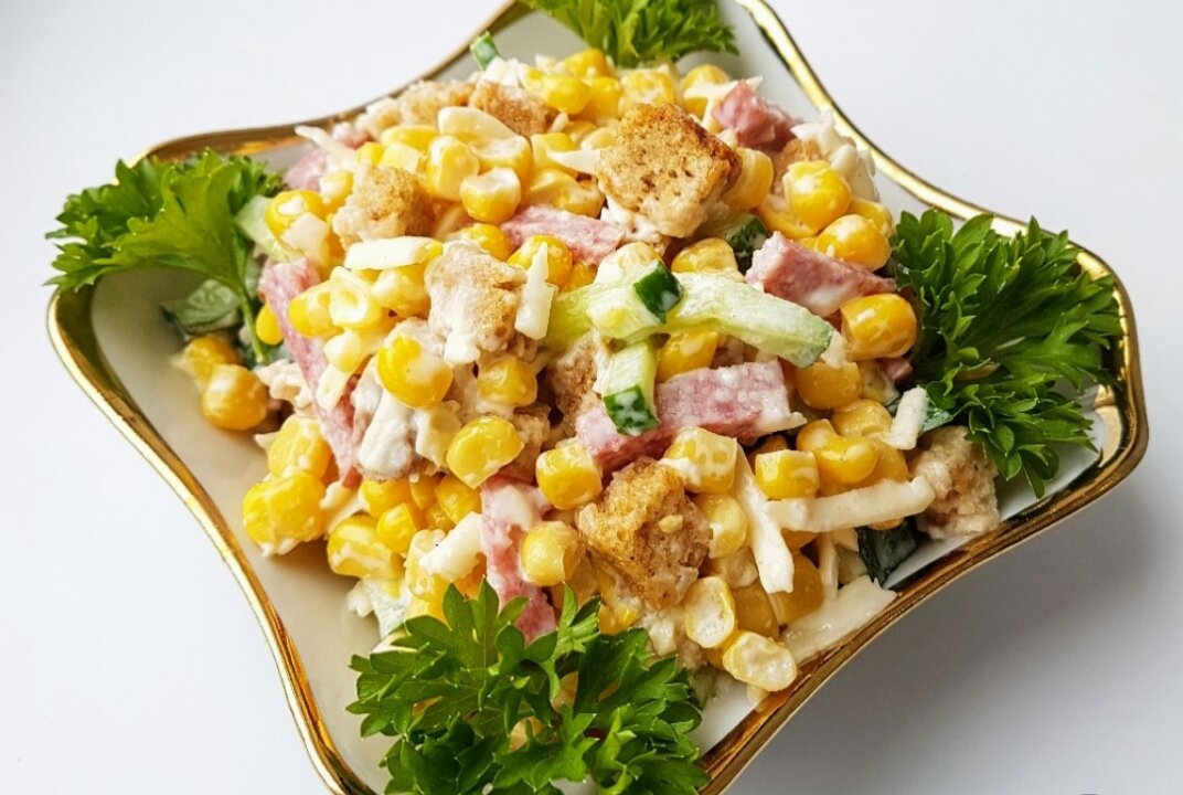 Салат с кукурузой и лапшой быстрого приготовления