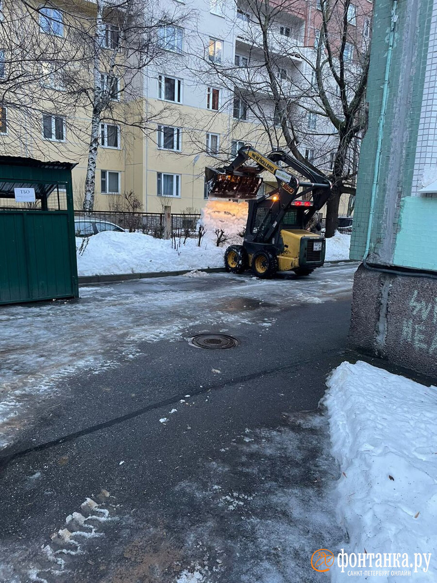 Уборка дороги возле детского сада в Красносельском районе Петербурга, а  точнее, способ складирования грязного снега возмутили местного жителя,  ставшего очевидцем процесса. Читайте на 