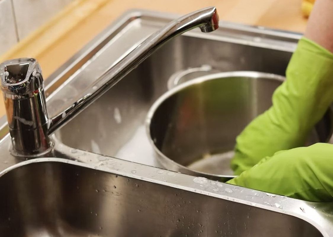 Биотехнолог Мария Золотарева предупреждает: поролоновые губки для мытья посуды загрязняются очень быстро, и менять их следует как можно чаще.