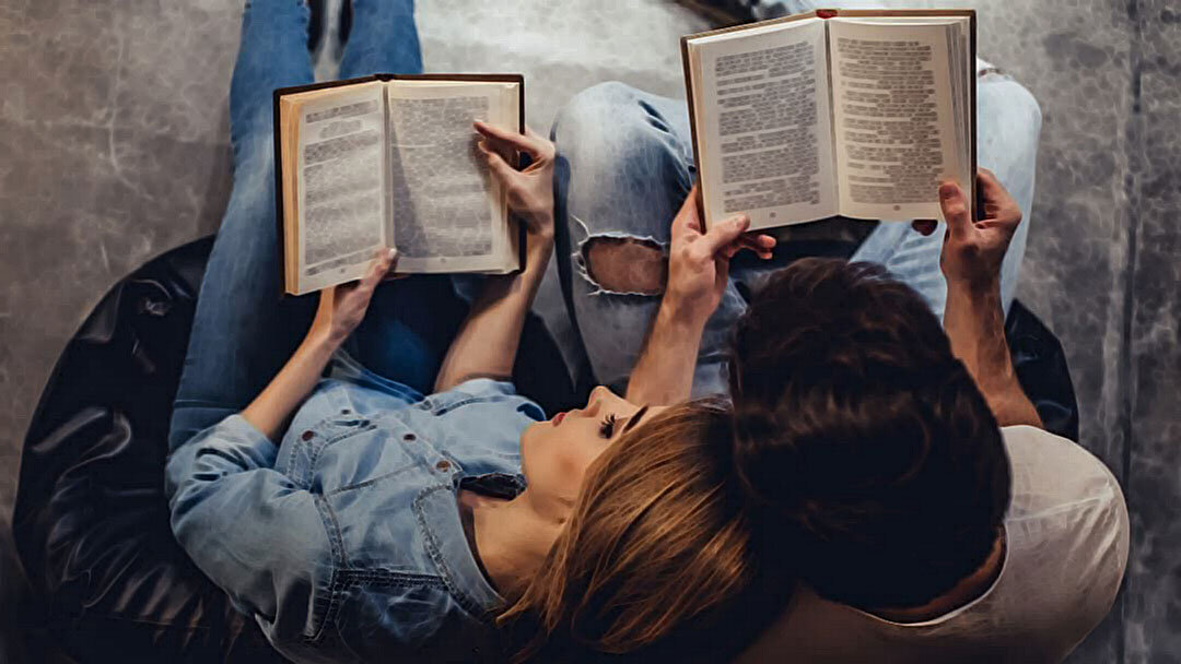 Чтение книг. Девушка с книгой. Любовь студентов. Фотосессия с книгой. Больше чем люблю читать