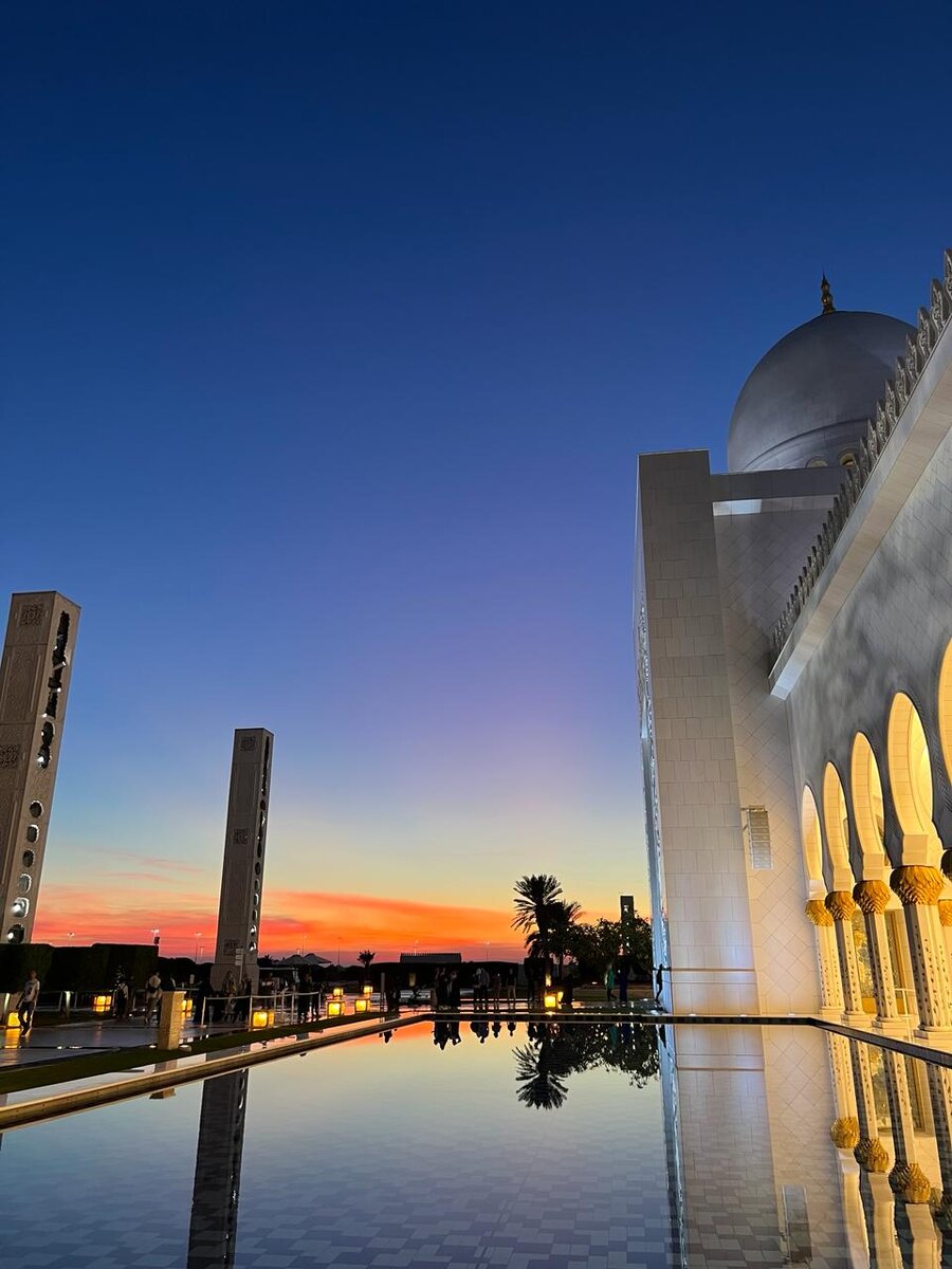 Фреска мечеть шейха зайда в абу-даби. Абу-даби мечеть шейха. Известная мечеть шейха заида в абу-даби. Мечеть в абу даби. Национальный музей шейха зайда.