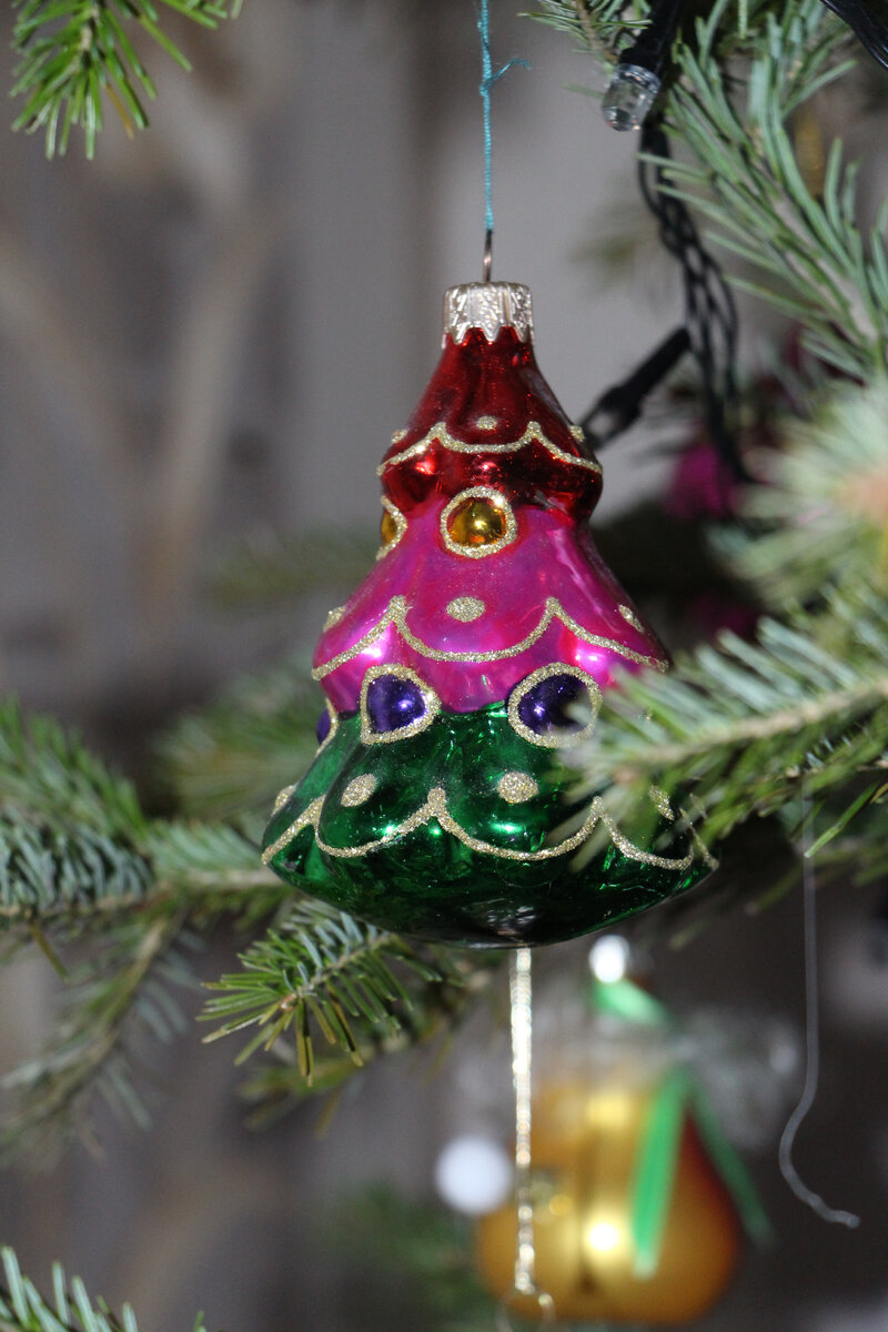 нарядная елка в интерьере. новогодняя елка. украшение елки. две елки в доме на новый год. новогодняя елка.