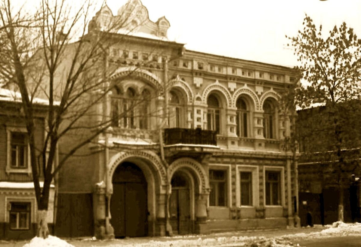 Композиционный акцент - венчающий ризалит аттик с кокошниками. Фото - https://oldsamara.samgtu.ru/part_2/page_20/html/sf-1983-10.html