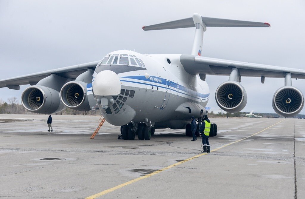 Самолёт на взлётке.   фото: картинки яндекса.