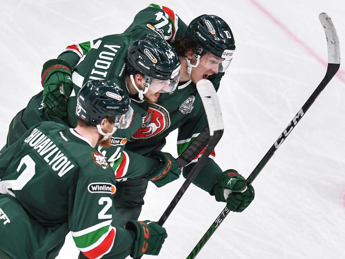    Игроки ХК "Ак Барс" Даниил Журавлёв, Дмитрий Юдин, Дмитрий Воронков (слева направо) радуются заброшенной шайбе в 7-ом матче финальной серии плей-офф Кубка Гагарина Континентальной хоккейной лиги между ХК "Ак Барс" (Казань) и ПХК ЦСКА (Москва).© РИА Новости / Максим Богодвид