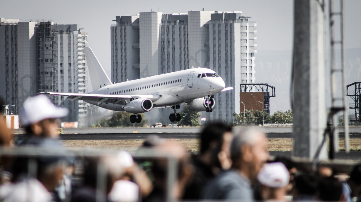 Самолёт SSJ-100