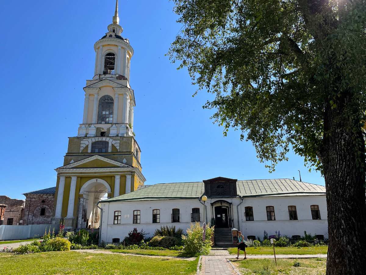 Достопримечательности суздаля васильевский монастырь. Покровский женский монастырь суздаль. Суздаль монастырь. Покровскиймонатсрыь суздаль. Монастыри города суздаля.