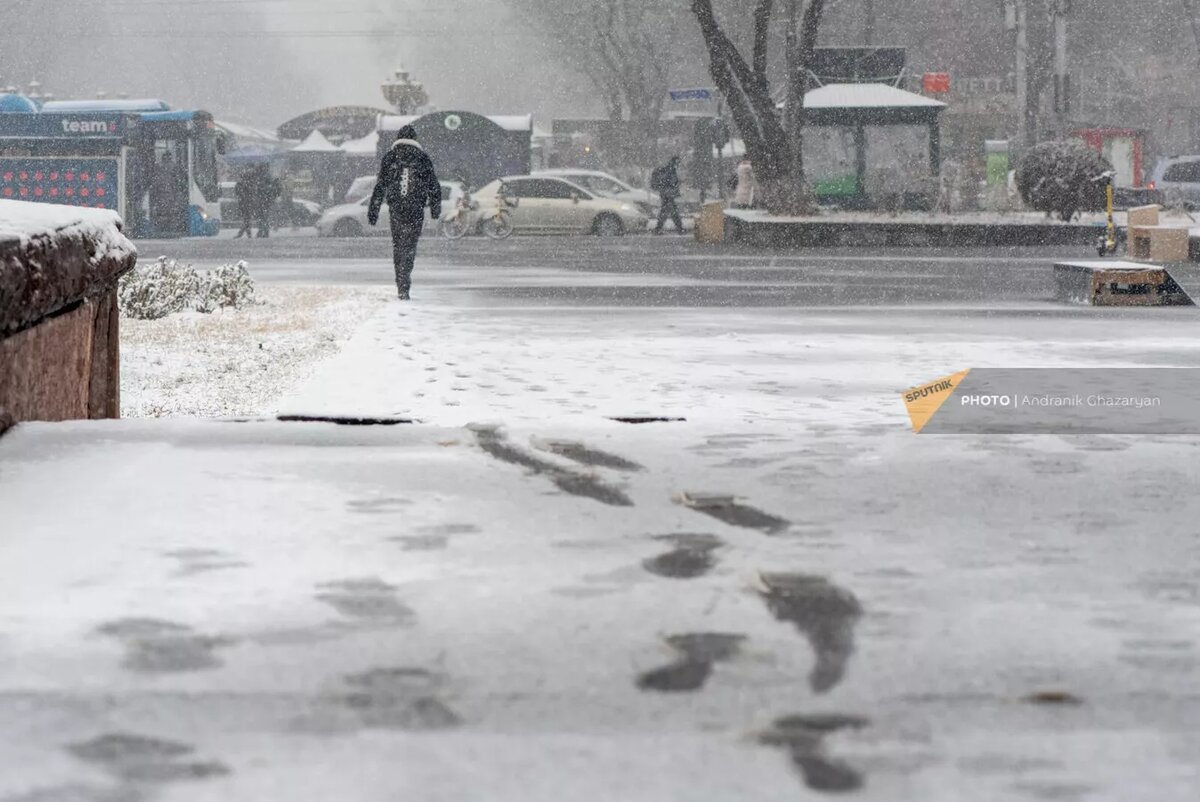 Погода ереван 2023. Снег в Ереване. Снег в Ереване сегодня. Ереван в снегу - фото. Ереван снега много.