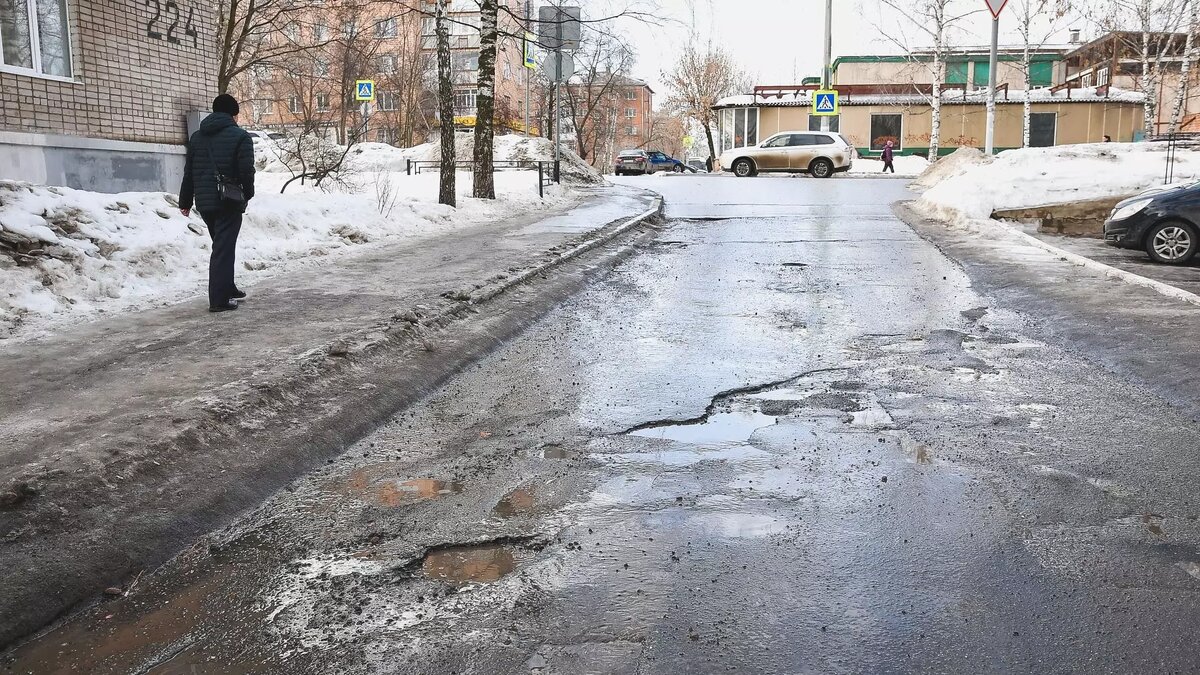     Ямы на дорогах в Ростове заделывают по ночам, чтобы не мешать движению машин, заверяет администрация города.