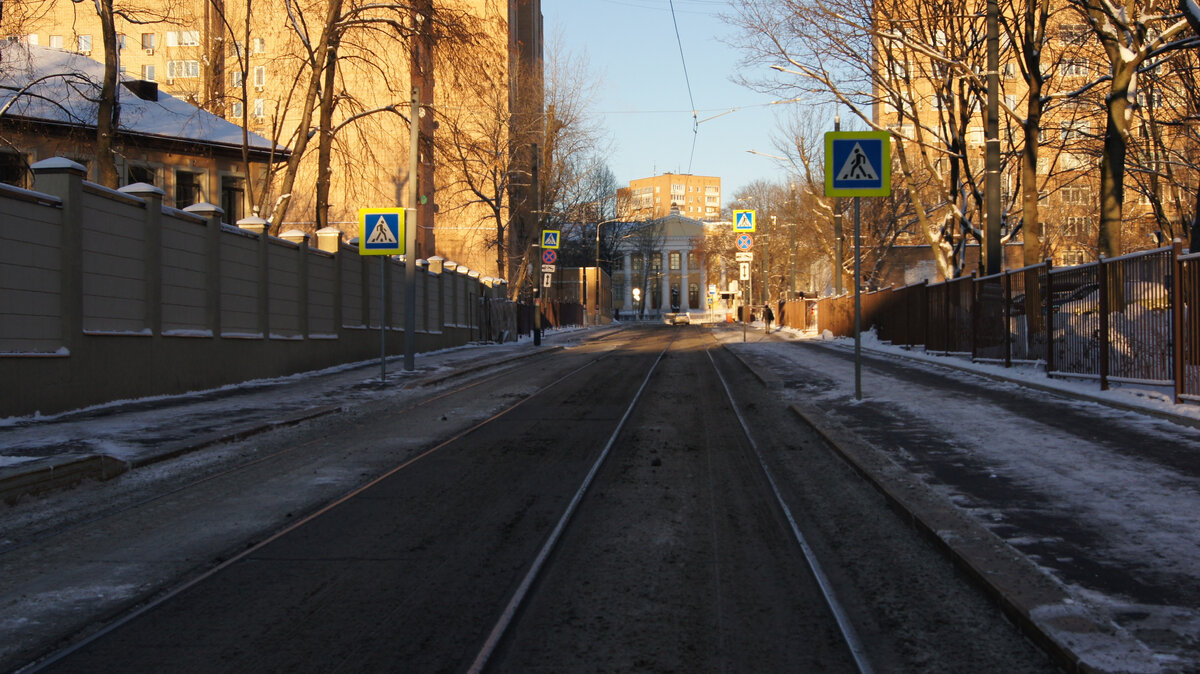 гора хуашань в китае восхождение лестниц. пройтись по миру. канадский экстремал рекорд гиннесса. парень и девушка путешествуют. возрождение хуашань.