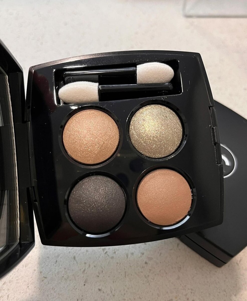 палетка Les 4 Ombres в оттенке  388 Éclat de Nuits. Материал: Sharon Rulala. 