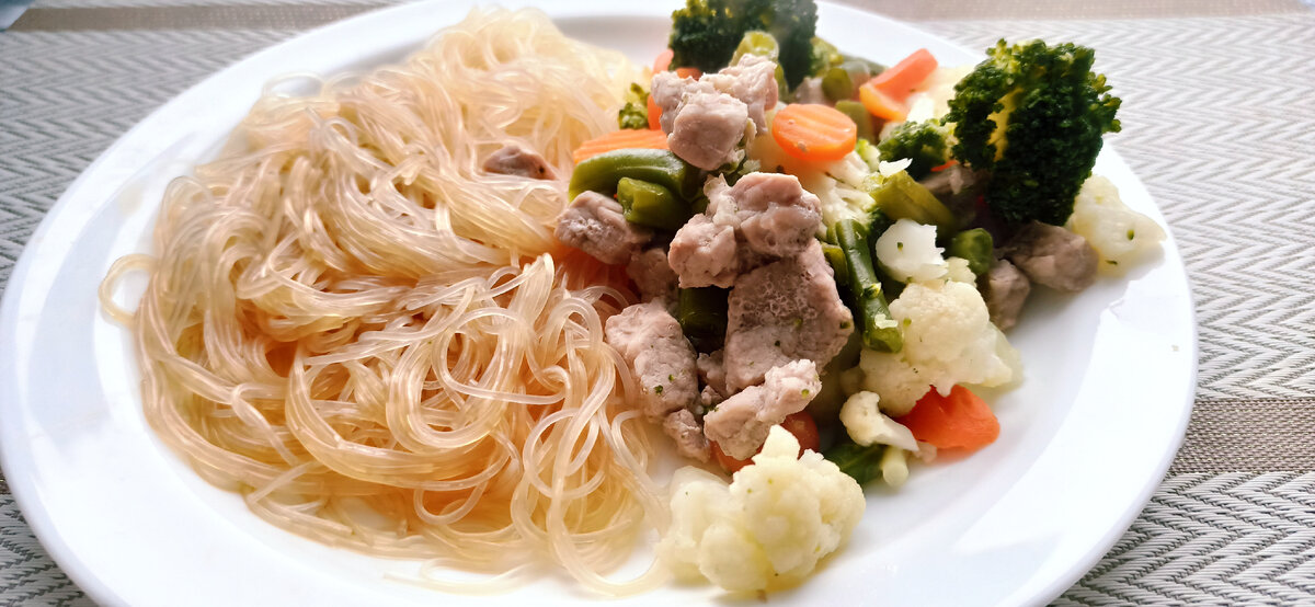 Мем про тигра. Прикольные картинки с надписями. Поспать или. Часик поспала. Мем про тигра и рулет.