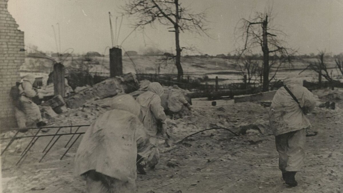    «Уличные бои в городе Красное Село (Пушкин): гвардейцы-автоматчики обстреливают отступающих немцев». Январь 1944 г. Фотография В. С. Тарасевича и Б. С. Лосина. (Фотохроника ЛенТАСС; № 44728). Из коллекции Русского книжного фонда «Ленинград в Великой Отечественной войне». Л3-310фnbsp;4б/3-40.
