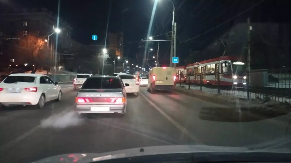     Пожар в автомобиле Nissan Teana произошел вечером возле Центрального парка культуры и отдыха (ЦПКиО) в Волгограде. Происшествие вызвало пробку на Первой Продольной магистрали, сообщают «НовостиВолгограда.ру».