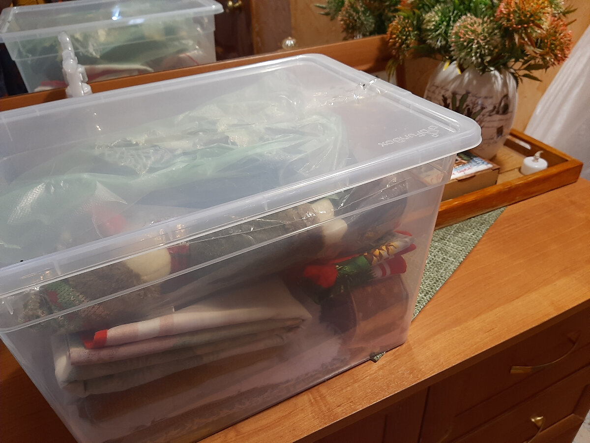 Вот такие коробки заполняю  и отправляю в Зазеркалье на верхние полочки. Забываю о них на целый год.