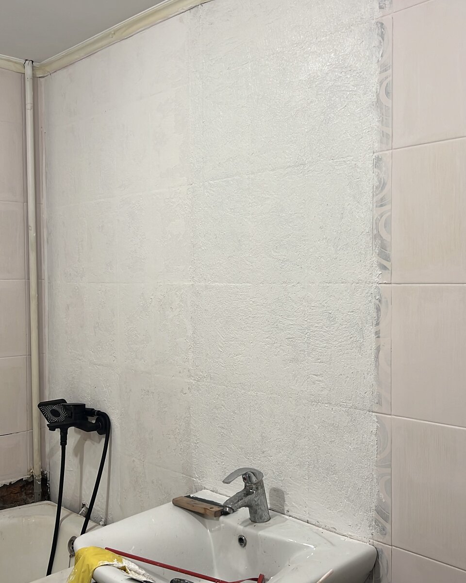 В углу - жидкий камень, над раковиной - декоративная штукатурка