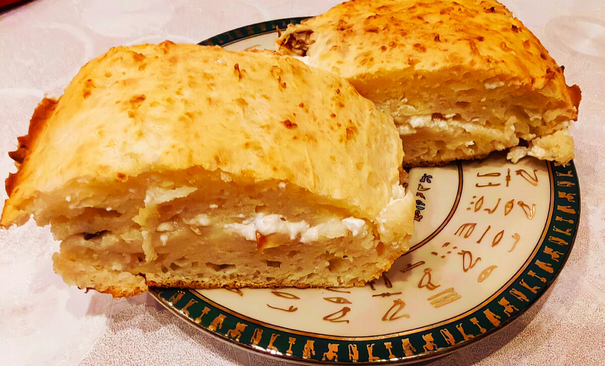 выпечка кг. слоеные кондитерские изделия. сдобные хлебобулочные изделия. булочки ассорти. круассан красивый.