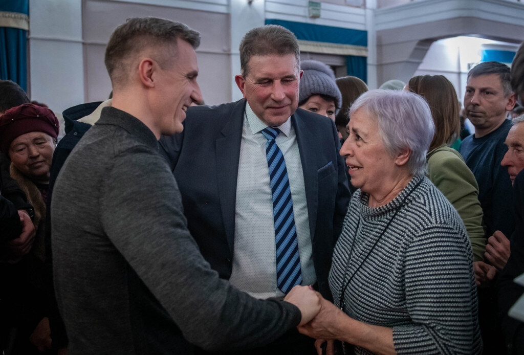 поцелуй на вокзале. перед предстоящей встречей. парень знакомится с девушкой. семья и друзья. расставание на вокзале.