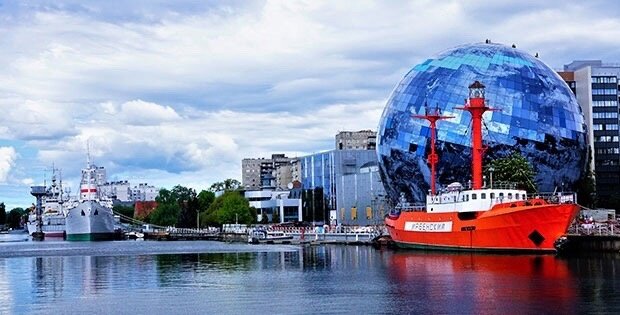 Первый в России комплексный маринистический музей-заповедник. Комплекс состоит из 17 отдельных объектов. В музее присутствуют экспозиции, посвящённые судоходству, морской флоре и фауне, геологии и гидрологии мирового океана, а также маринистическую библиотеку и действующую экологическую станцию.
Музейный комплекс занимает обширную территорию. Основная часть находится на Набережной исторического флота,которая является частью набережной Петра Первого.
Вход на территорию набережной бесплатный,но для посещения некоторых экспозиций придется покупать билет.
Объекты,которые находятся на Набережной:Плавучий маяк «Ирбенский», Судно «Витязь», Судно «Космонавт Виктор Пацаев», Рыболовное судно «СРТ-129», Подводная лодка Б-143 и другие.
Каждый может посетить музей и окунуться в атмосферу мирового океана!
