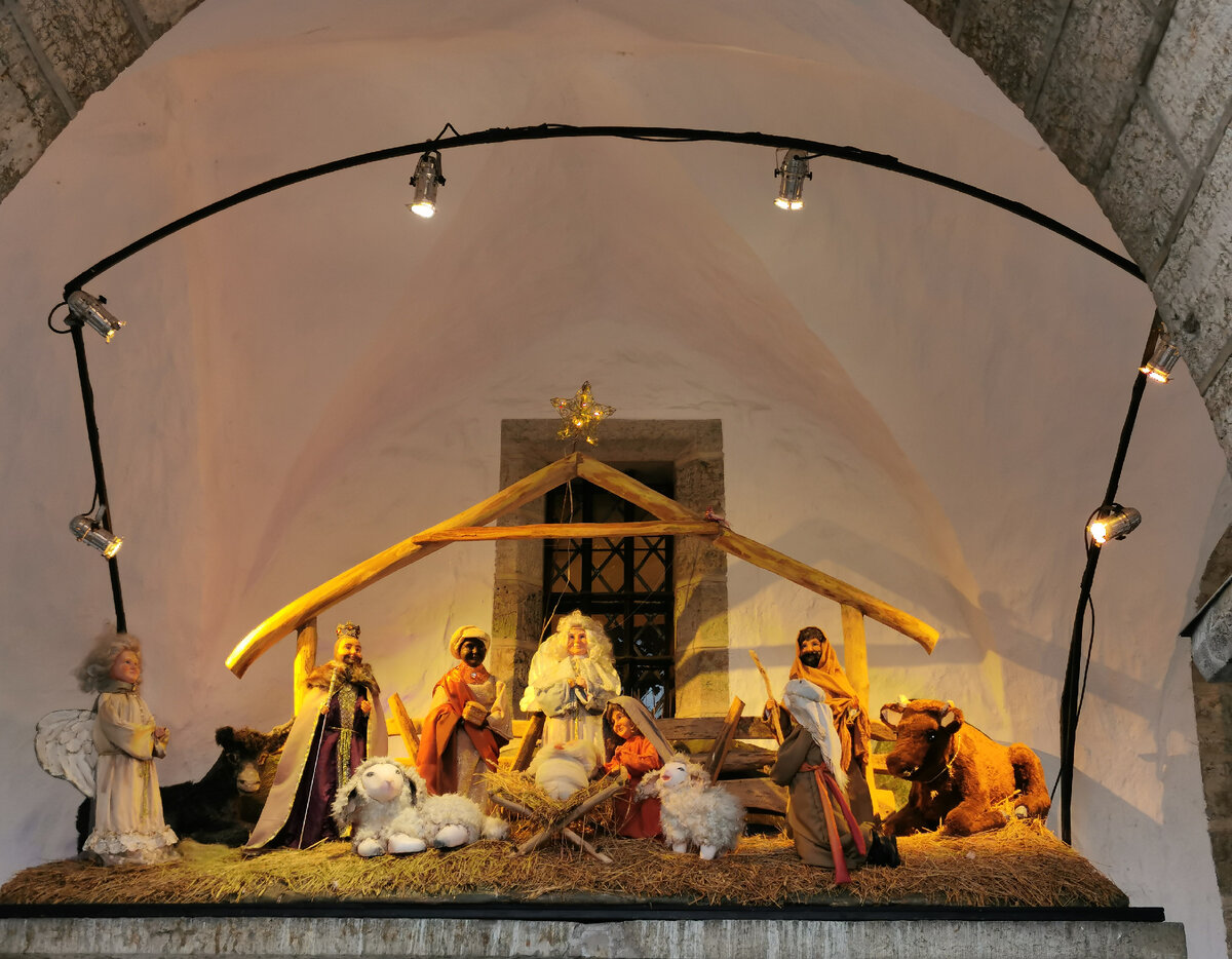 Рождественский вертеп. С наступающим рождеством христовым снег шарики. Чудо на рождество 2023. 13 января отдание праздника рождества христова. Чудо на рождество 2023.